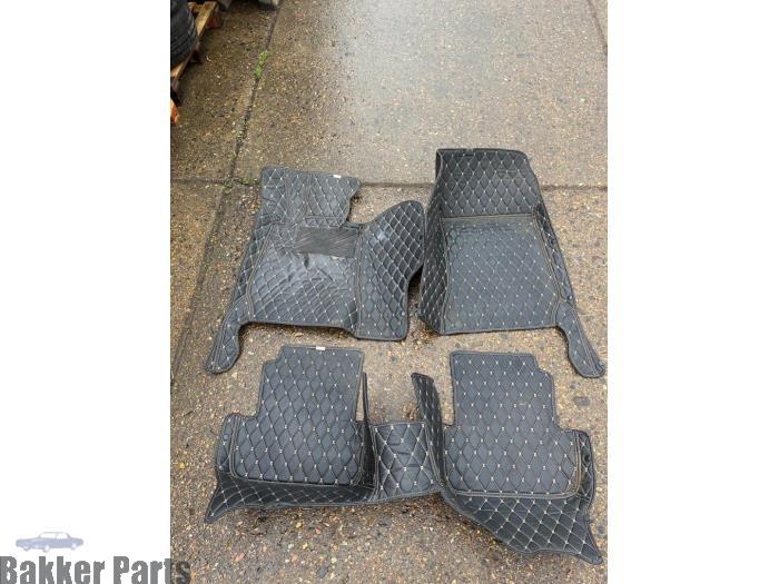 Kit tapis d'un Mercedes C-Klasse, Autos : Pièces & Accessoires, Habitacle & Garnissage, Mercedes-Benz, Utilisé, 3 mois de garantie