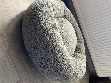 Orthopedische hondenmand beschikbaar voor biedingen