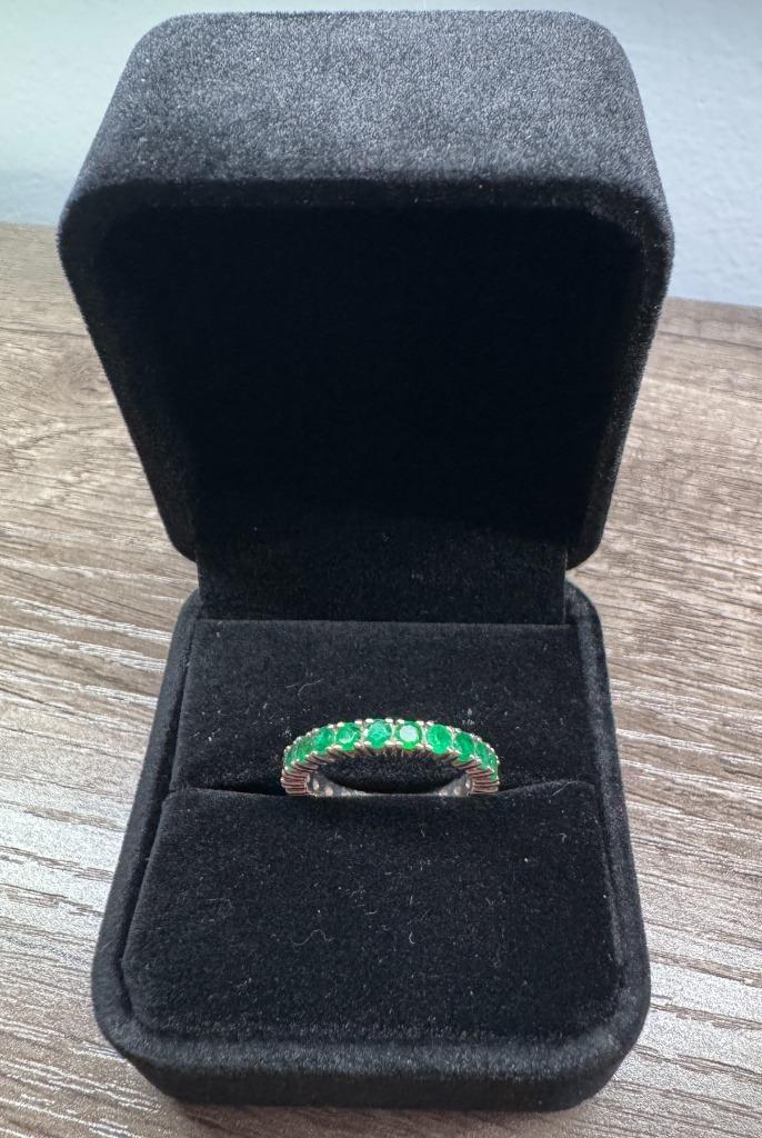 Vintage Eternity ring in witgoud en smaragden, Handtassen en Accessoires, Antieke sieraden, Ring, Goud, Met edelsteen, Ophalen of Verzenden