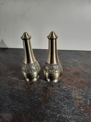 vintage peper en zout setje met olifanten tafereel beschikbaar voor biedingen