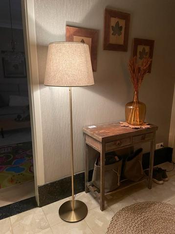 Mooie staanlamp met  handschakelaar beschikbaar voor biedingen
