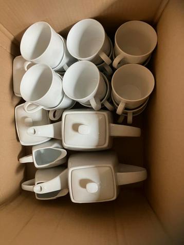 Mooi effen wit eet/koffieservies voor 12 personen beschikbaar voor biedingen