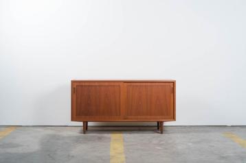Poul Hundevad - Deens dressoir beschikbaar voor biedingen