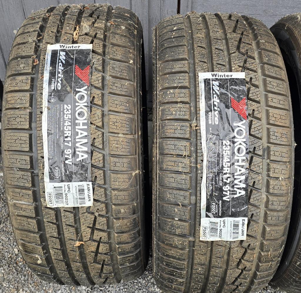2 pneux neufs HIVER 235/45/17 97V Yokohama, Neuf, Pneus hiver, Véhicule de tourisme, Enlèvement