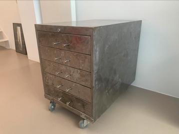 Meuble de rangement metal vintage sur roulettes beschikbaar voor biedingen