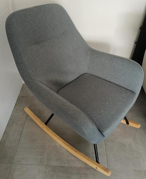 Schommelstoel NEBEL – Lichtblauwe stof – Zo goed als nieuw, Huis en Inrichting, Stoelen, Zo goed als nieuw, Eén, Hout, Stof, Grijs