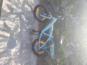 Kinderfiets met helm beschikbaar voor biedingen