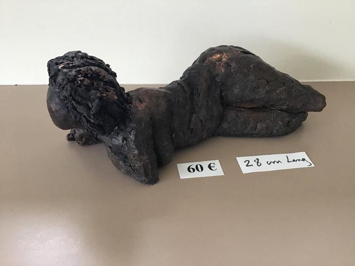 mooi keramiek beeld gepatineerd 28 cm lang, Antiek en Kunst, Kunst | Beelden en Houtsnijwerken, Ophalen of Verzenden