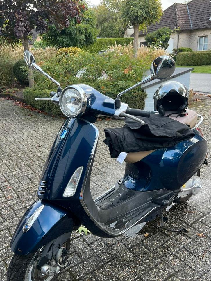 Vespa Primavera 2T - 2016 met scooterdeken, helm en slot, Fietsen en Brommers, Scooters | Vespa, Gebruikt, Vespa S, Klasse B (45 km/u)