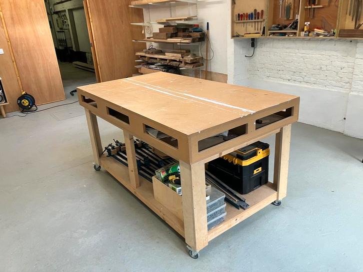 Stevige werktafel / werkbank op wielen, Doe-het-zelf en Bouw, Werkbanken, Gebruikt, Ophalen