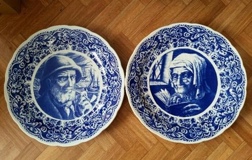 2 Delftse borden visser en lezende vrouw, Antiek en Kunst, Antiek | Keramiek en Aardewerk, Ophalen