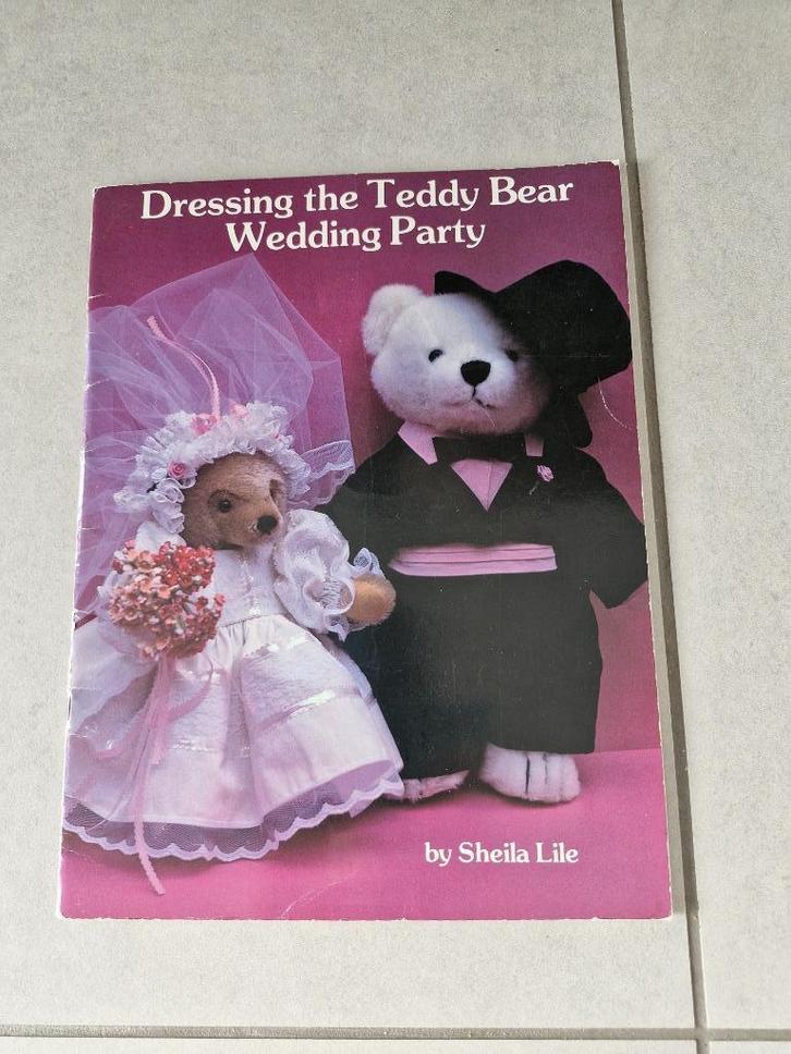 Dressing the Teddy Bear Wedding Party - Sheila Lile, Boeken, Hobby en Vrije tijd, Borduren en Naaien, Ophalen of Verzenden