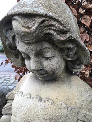 Oud Engels stenen tuinbeeld beschikbaar voor biedingen