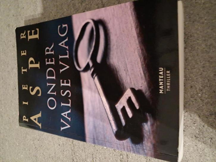 Pieter Aspe - Onder valse vlag, Boeken, Thrillers, Zo goed als nieuw, Ophalen