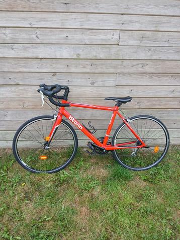 Btwin kinderkoersfoets 32inch plus helm beschikbaar voor biedingen
