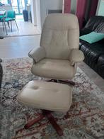 Beige lederen relaxfauteuil met bijpassende voetenbank., Huis en Inrichting, Fauteuils, Ophalen, Gebruikt, Minder dan 75 cm, Leer