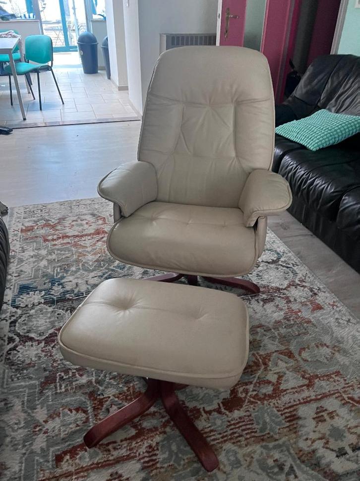 Beige lederen relaxfauteuil met bijpassende voetenbank., Huis en Inrichting, Fauteuils, Gebruikt, Leer, 50 tot 75 cm, Minder dan 75 cm
