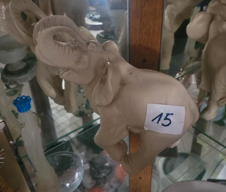 Figurine d'éléphant en résine, Collections, Statues & Figurines, Utilisé, Animal, Enlèvement