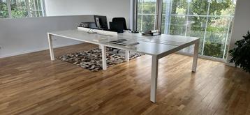Groot bureau/vergadertafel beschikbaar voor biedingen