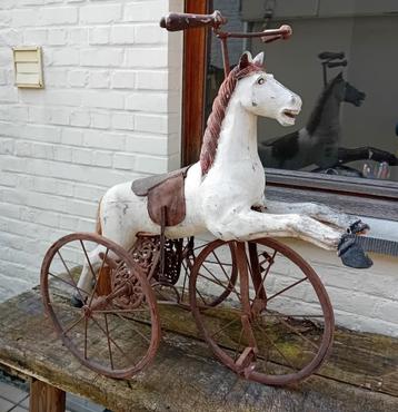 Prachtig antieken driewieler, houten paard