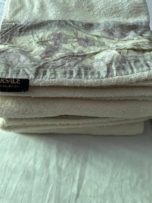 Handdoekenset GIANNI VERSACE, Huis en Inrichting, Badkamer | Badtextiel en Accessoires, Zo goed als nieuw, Handdoek, Roze, Ophalen