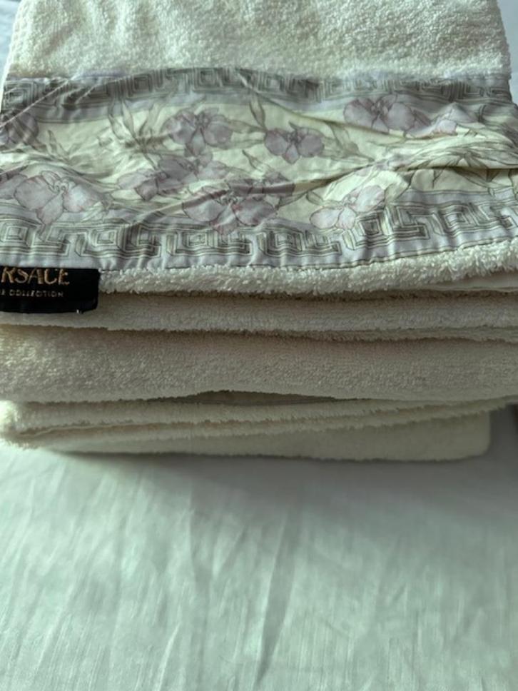 Handdoekenset GIANNI VERSACE, Huis en Inrichting, Badkamer | Badtextiel en Accessoires, Zo goed als nieuw, Handdoek, Roze, Ophalen