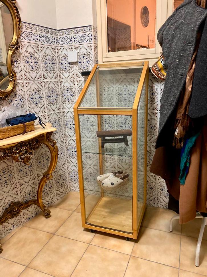 Vitrinekast in berkenhout en glas, Huis en Inrichting, Kasten | Vitrinekasten, Zo goed als nieuw, 100 tot 150 cm, Met deur(en)