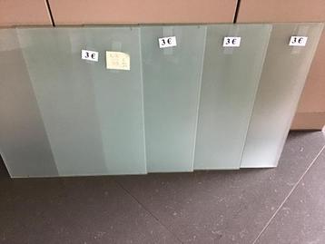 4 glazen legborden van 43 cm op 39 cm en andere beschikbaar voor biedingen