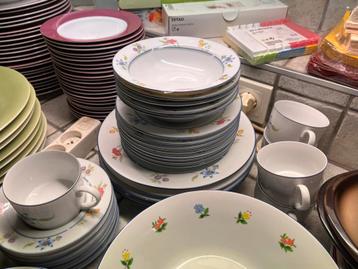 Différents services et vaisselles (fleurs, fondue, basic) beschikbaar voor biedingen