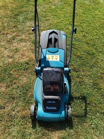 Grasmaaier MAKITA enkel body, geen batterijen, Tuin en Terras, Grasmaaiers, Ophalen, Gebruikt, Opvangbak, 30 t/m 39 cm
