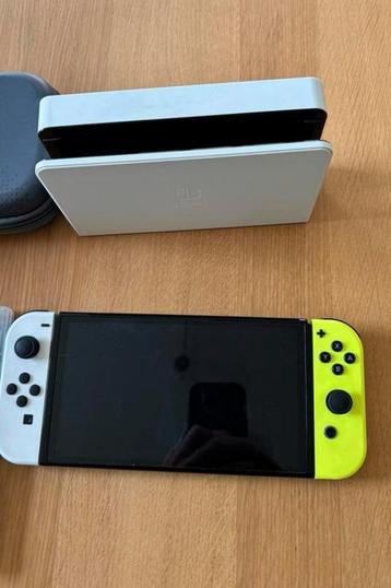Nintendo Switch OLED - 2 extra controllers + 2 games, Enlèvement, Comme neuf, Switch OLED