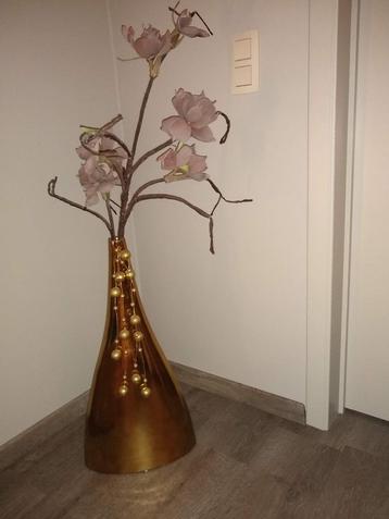 Decoratieve vaas mét kunstbloemen beschikbaar voor biedingen
