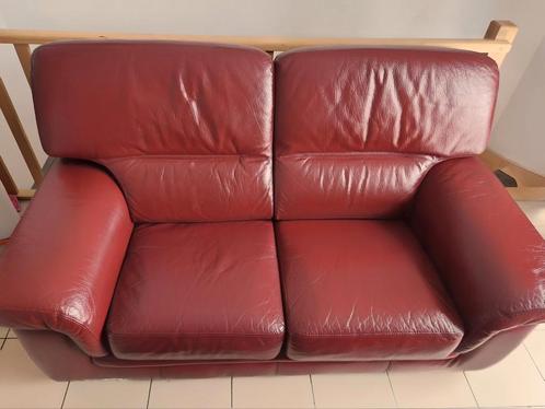 2-zitsbank buffelleer rood/bordeaux - Château d'Ax, Huis en Inrichting, Zetels | Zetels en Chaises Longues, Zo goed als nieuw