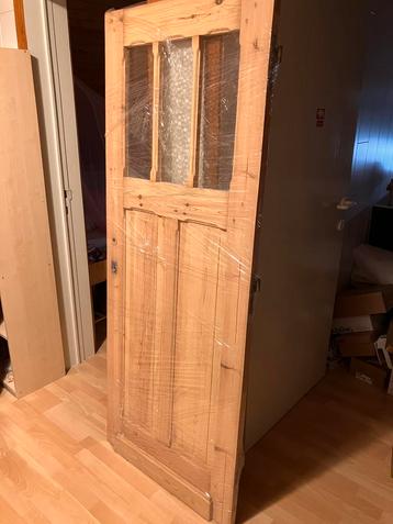 Mooie, gerestaureerde, houten binnendeur met glas beschikbaar voor biedingen
