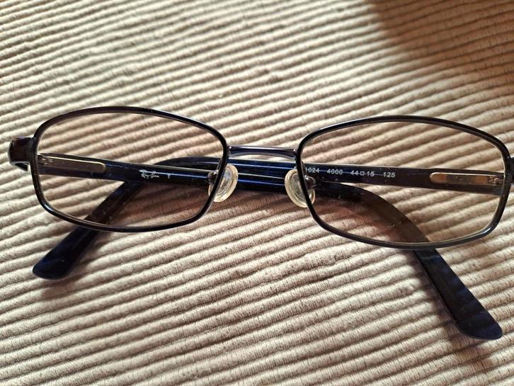 Lunettes RAY-BAN pour enfant (voir photos et détail annonce), Handtassen en Accessoires, Zonnebrillen en Brillen | Heren, Nieuw