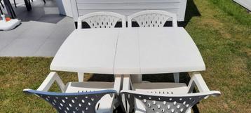 Stevige tuinstoelen en opplooibare tafel beschikbaar voor biedingen