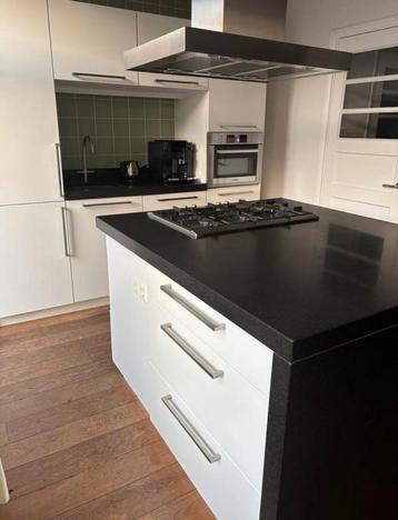 KEUKEN MET KOOKEILAND + APPARATUUR  beschikbaar voor biedingen