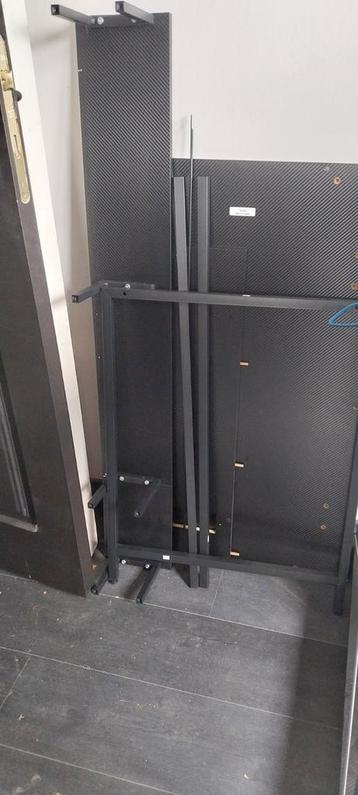 Bureau met ingebouwde stekkerblok  beschikbaar voor biedingen