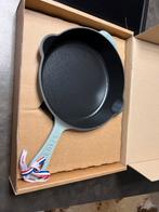 Nieuwe Staub Skillet 22 cm Eucalyptus in de doos, Huis en Inrichting, Gietijzer, Nieuw, Ophalen of Verzenden, Keramische plaat