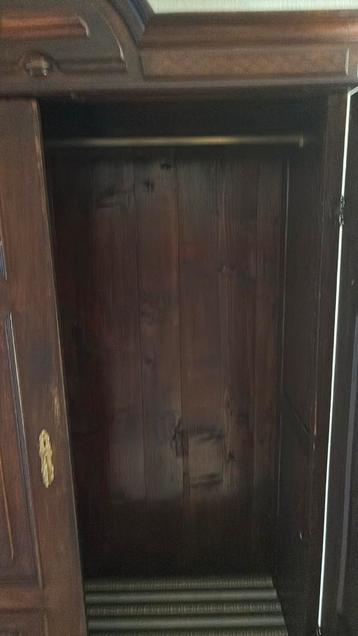 Houten kledingkast in Louis XVI-stijl met houtsnijwerk beschikbaar voor biedingen