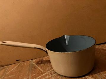 ANCIENNE CASSEROLE EN FONTE ÉMAILLÉE VINTAGE. MARQUE ULTRA., Enlèvement ou Envoi