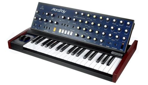 Behringer MonoPoly  + Decksaver (Nieuw), Muziek en Instrumenten, Synthesizers, Nieuw, Overige aantallen, Overige merken, Met midi-aansluiting