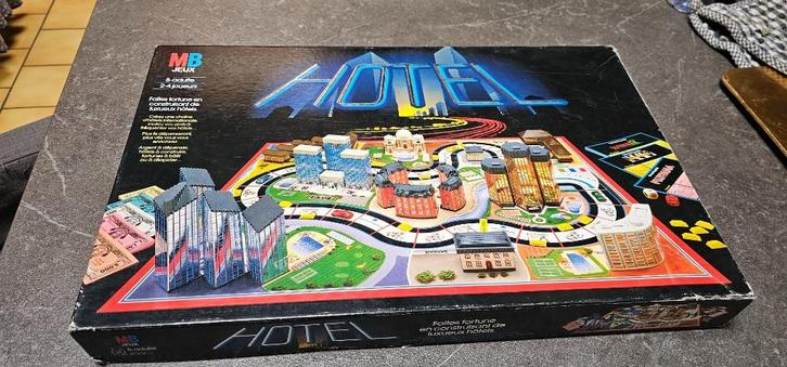 Bordspel in het hotel, Hobby en Vrije tijd, Gezelschapsspellen | Bordspellen, Gebruikt, Ophalen of Verzenden