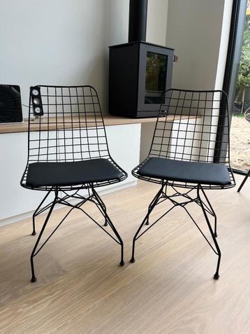 Draadstaal stoelen beschikbaar voor biedingen
