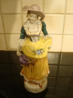 Beeldje van een dame met kruik in 18de eeuwse kleding., Enlèvement