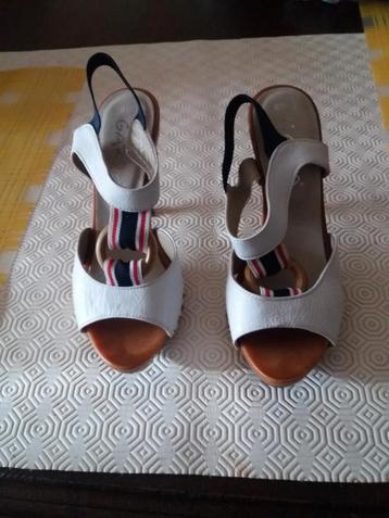 Une toute nouvelle paire de chaussures d'été « GARDA »