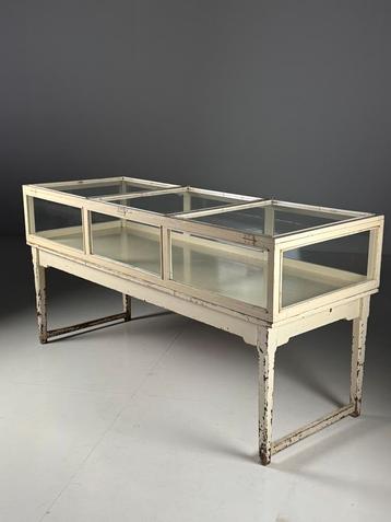 Winkelvitrine toonbank wit vintage beschikbaar voor biedingen