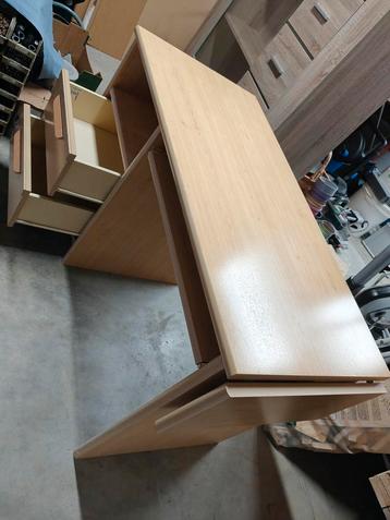 Leuke bureau voor kinderen. beschikbaar voor biedingen