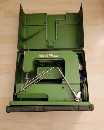 Vintage ELNA-naaimachine in zijn koffer beschikbaar voor biedingen