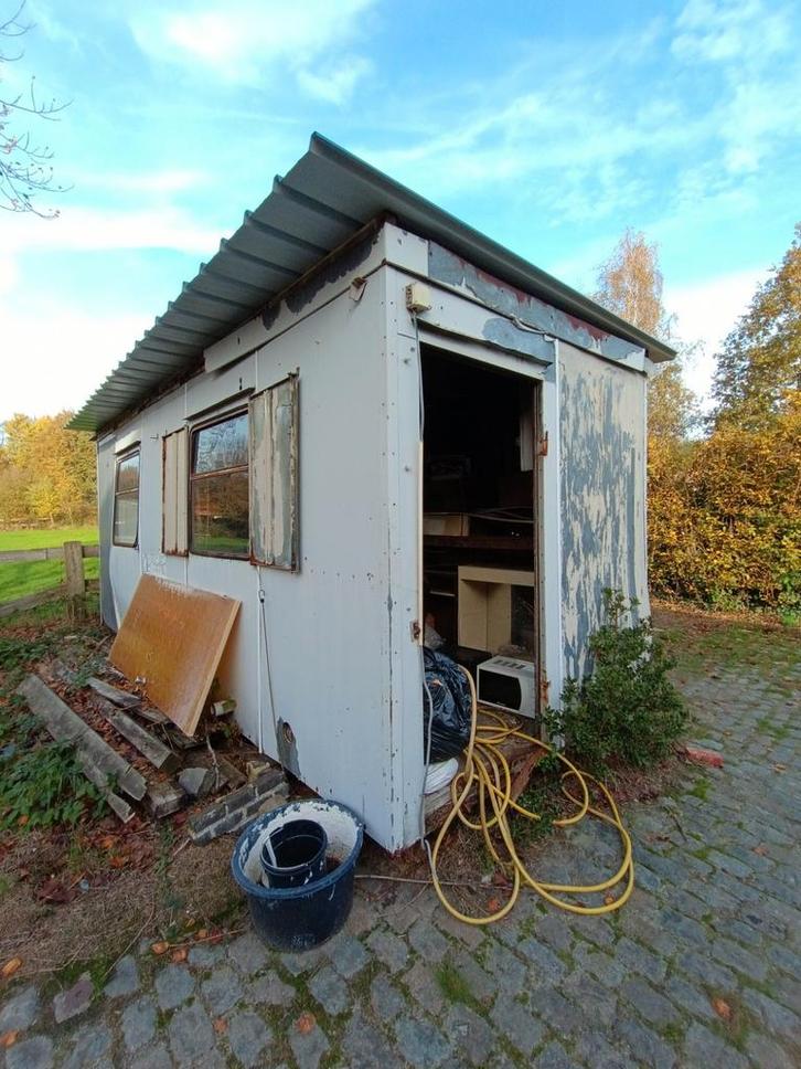 Oude container met goederen erin, Doe-het-zelf en Bouw, Containers, Ophalen